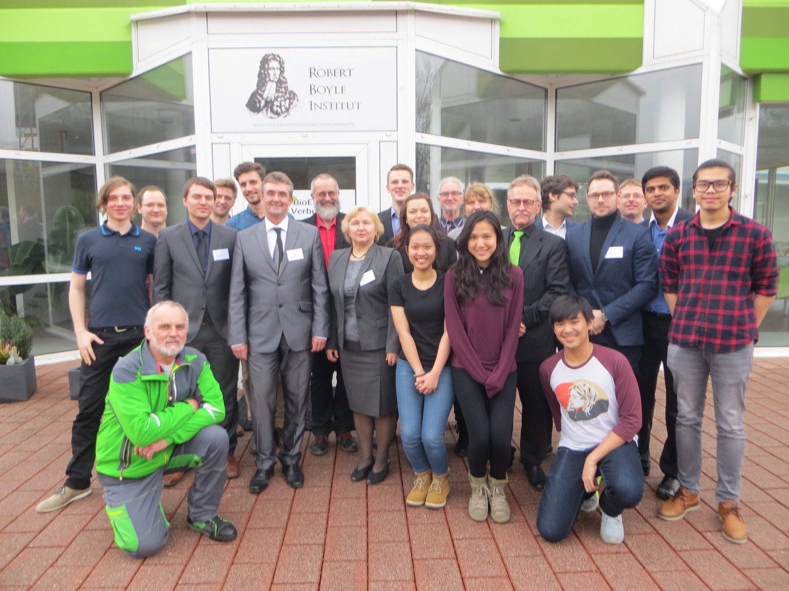 Group in front of the Robert Boyle Institut building
